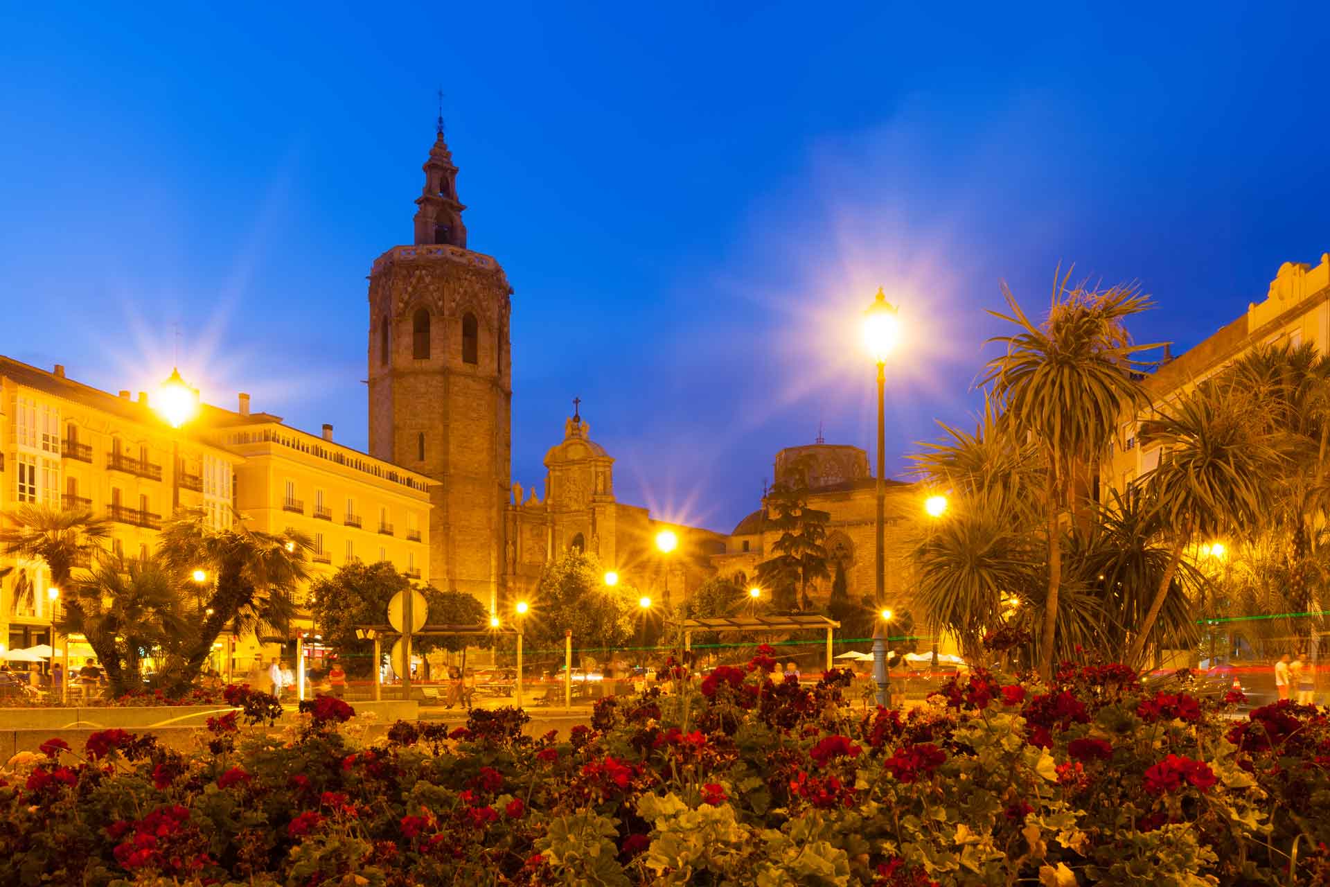 plaza-reina-in-evening-valencia-spain